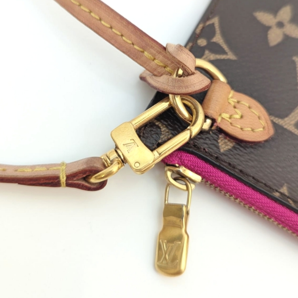✨️Authentic Louis Vuitton Wristlet MM Monogram Clutch Bag - Picture 12 of 14